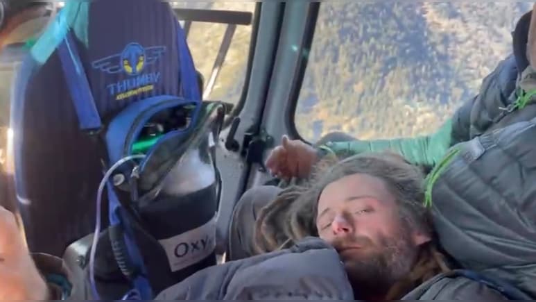 पैराग्लाइडिंग कर रहे विदेशी युवक के साथ हादसा, मनाली की पहाड़ियों में क्रैश लैंडिंग, जिंदा बचाया गया