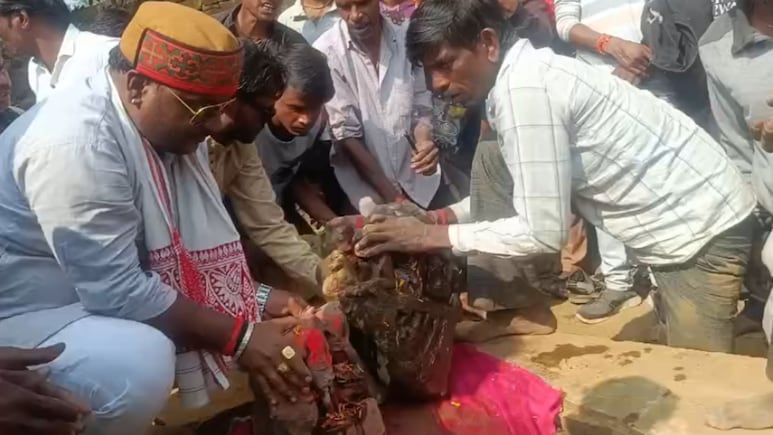 मस्जिद परिसर की खुदाई में मिलीं राम-सीता की मूर्तियां, दूर-दूर से देखने आए लोगों ने शुरू की पूजा