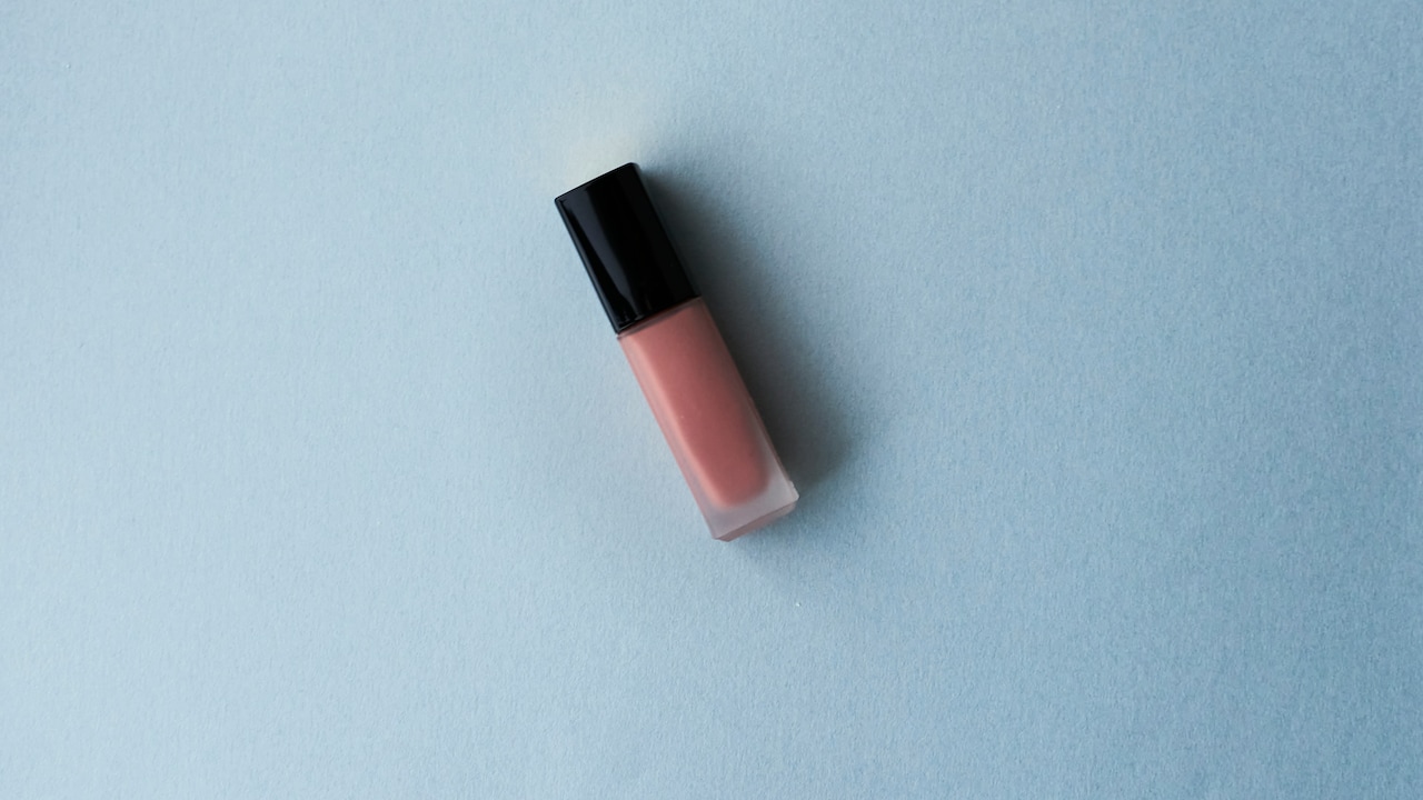 Lipsticks That Do Not Crack in Air-Conditioned Rooms Lipsticks That Do Not Crack in Air-Conditioned Rooms