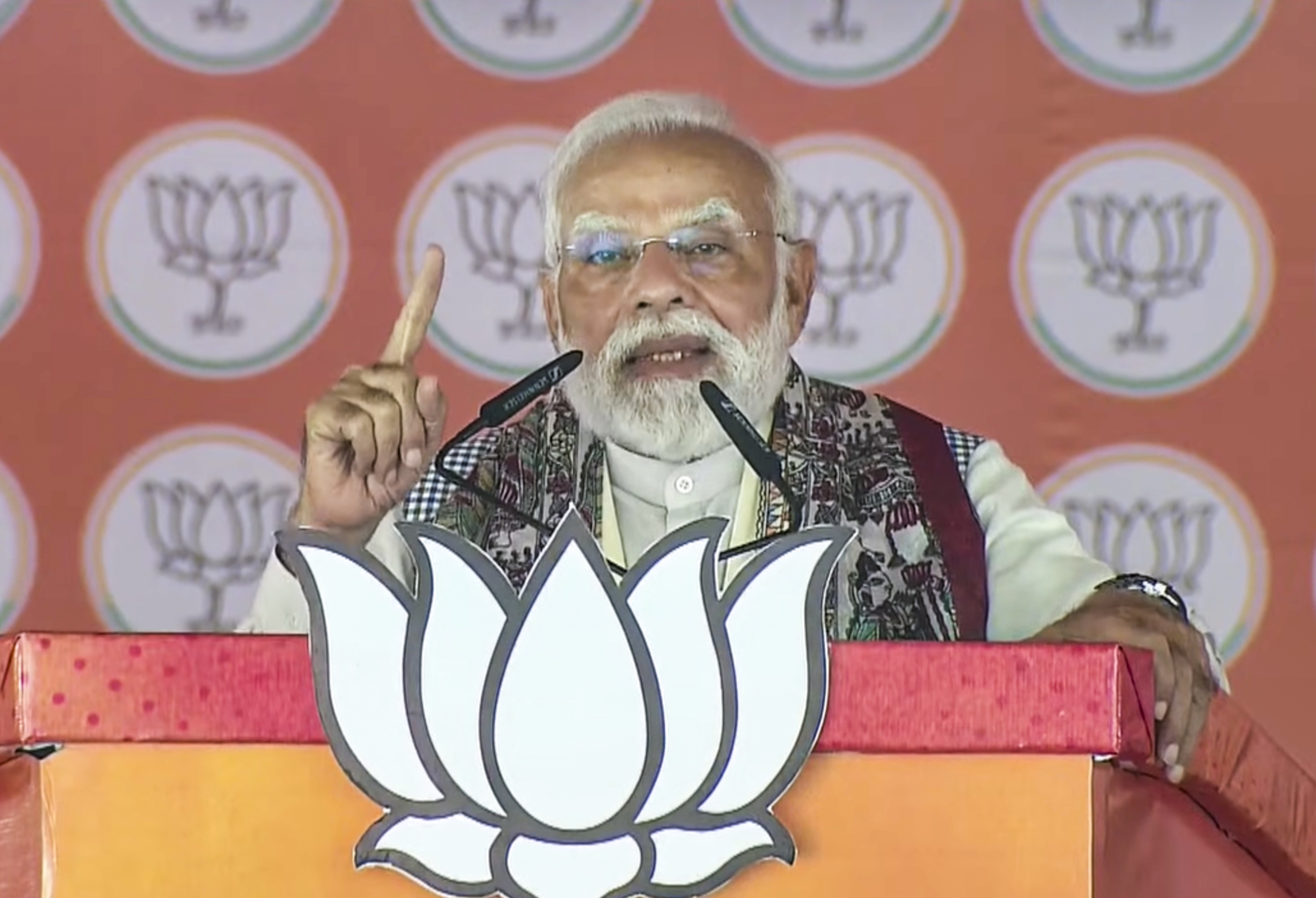 ये नौकरी के बदले जमीन लिखवाते थे... पीएम मोदी ने औरंगाबाद की रैली में RJD पर किया वार ये नौकरी के बदले जमीन लिखवाते थे... पीएम मोदी ने औरंगाबाद की रैली में RJD पर किया वार