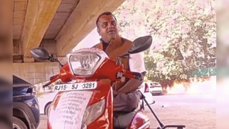 पत्नी के तबादले के लिए 500 KM स्कूटी से जैसलमेर से जयपुर आया दिव्यांग शख़्स, 22 दिन से डाले हुए डेरा  