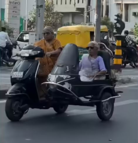 87 की दादी की धमाकेदार राइड, बहन संग 'शोले स्टाइल' स्कूटर पर निकलीं और कर दिया पब्लिक को दीवाना