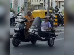 87 की दादी की धमाकेदार राइड, बहन संग 'शोले स्टाइल' स्कूटर पर निकलीं और कर दिया पब्लिक को दीवाना