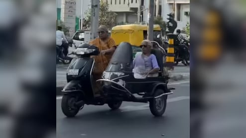 87 की दादी की धमाकेदार राइड, बहन संग 'शोले स्टाइल' स्कूटर पर निकलीं और कर दिया पब्लिक को दीवाना