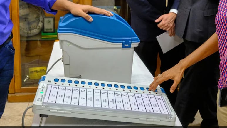 Bihar Election : बिहार निवडणुकीत NOTA दाबणाऱ्यांची संख्या तुफान वाढली,  मतदारांचा आकडा वाचून डोळे विस्फारतील!