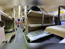 सीट नहीं छोड़ने पर मचा बवाल...लोअर बर्थ पर बैठा लड़का बना 'विलेन'! आंटियों ने कर दिया ड्रामा