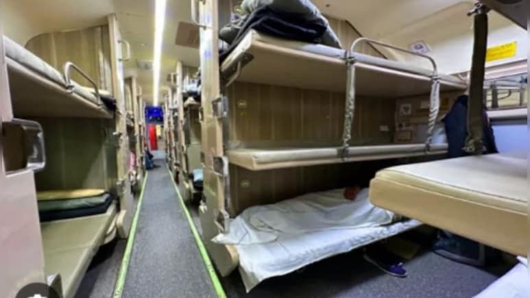 सीट नहीं छोड़ने पर मचा बवाल...लोअर बर्थ पर बैठा लड़का बना 'विलेन'! आंटियों ने कर दिया ड्रामा