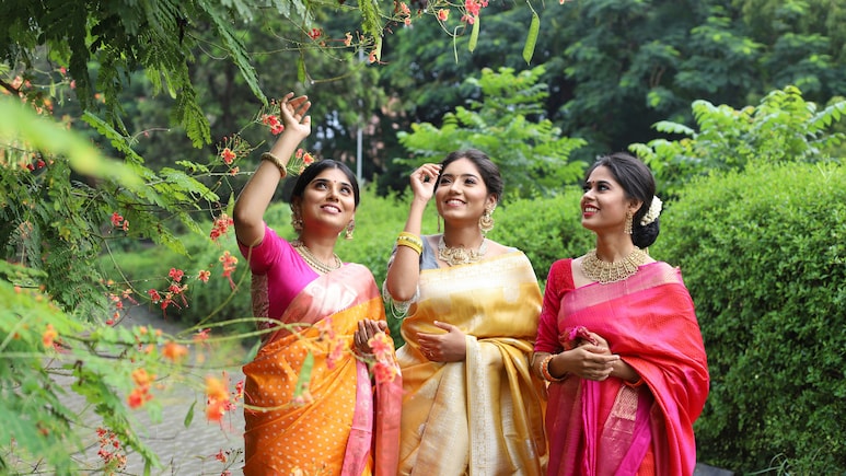 Traditional Saree Under 2000: इस वेडिंग सीज़न इन खूबसूरत साड़ियों के साथ अपने लुक में लगाएं चार चांद
