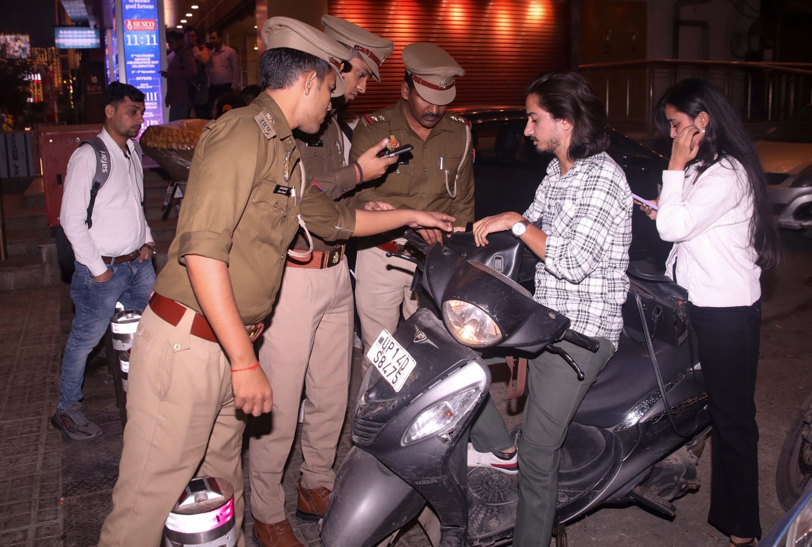 दिल्ली में धमाके के बाद नोएडा के सेक्टर 18 में सर्च ऑपरेशन, सोशल मीडिया पर भी पुलिस की नजर