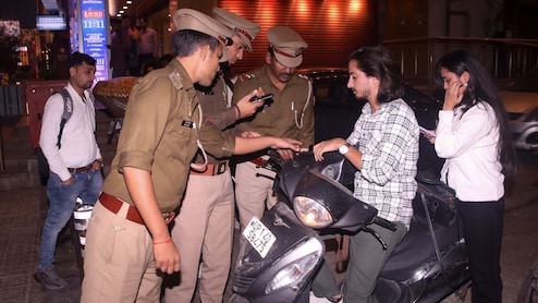 दिल्ली में धमाके के बाद नोएडा के सेक्टर 18 में सर्च ऑपरेशन, सोशल मीडिया पर भी पुलिस की नजर