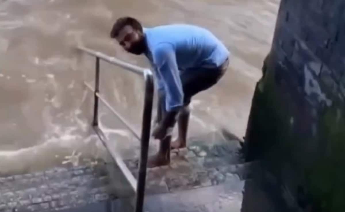 "Ganga, Yamuna Wasn't Enough": Indian Seen Washing Feet In Thames Sparks Row