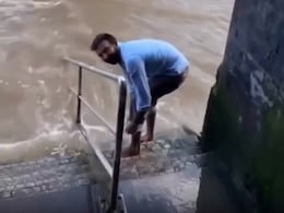 "Ganga, Yamuna Wasn't Enough": Indian Seen Washing Feet In Thames Sparks Row