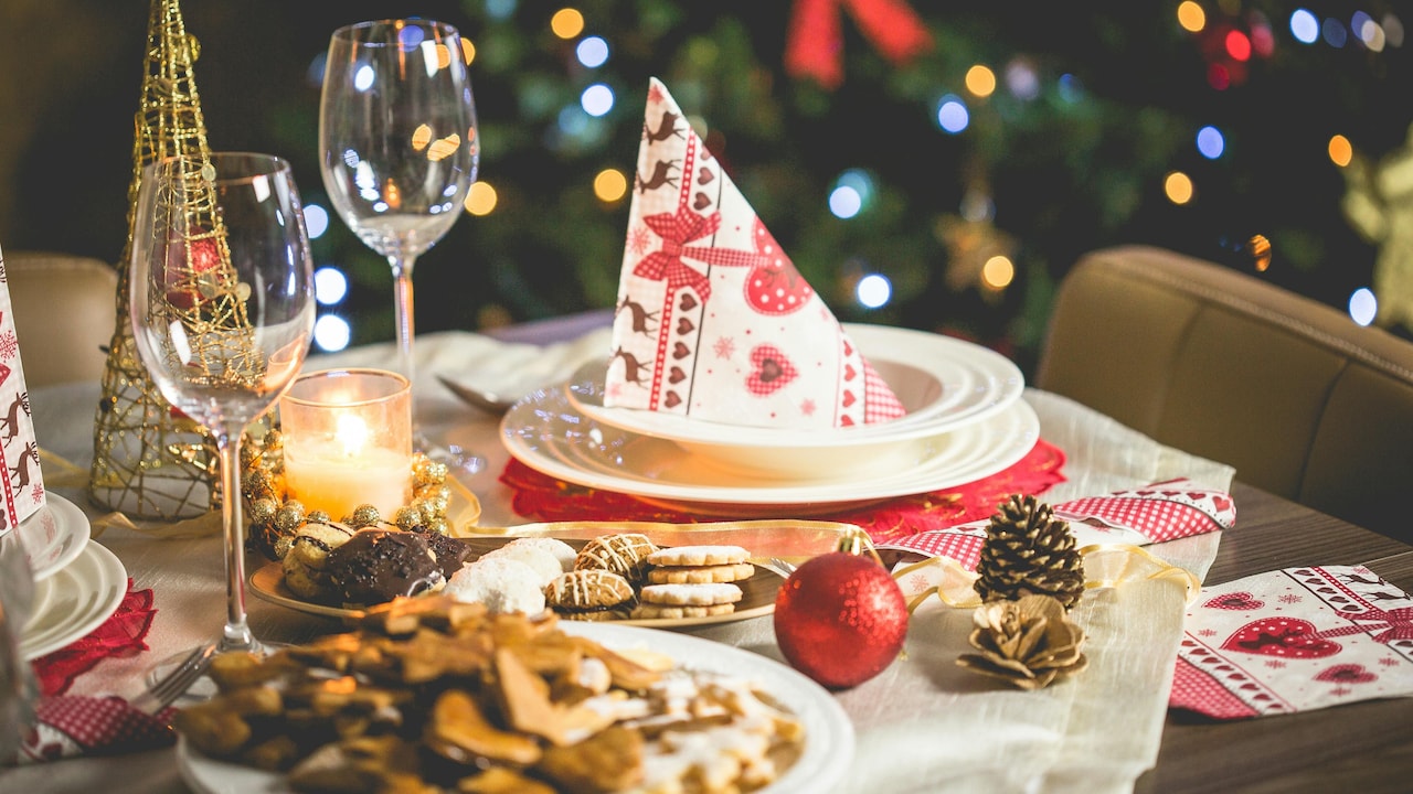 A simple guide to planning a cosy dinner date setup at home