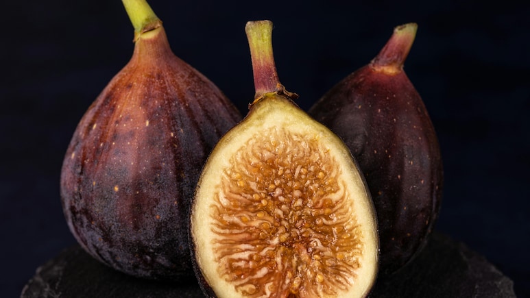 इन फलों के बीज होते हैं जहरीले, कर देते हैं पेट खराब, डॉक्टर खाने से करते हैं मना, ये रही लिस्ट