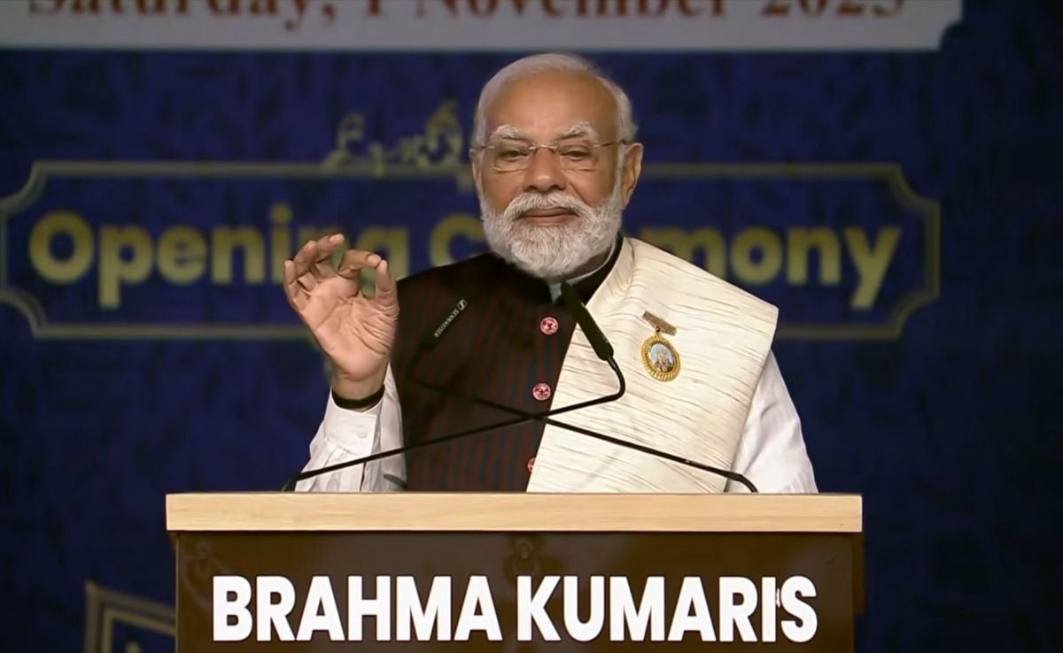 ब्रहमाकुमारीज के ‘शांति शिखर भवन' का उद्घाटन करने के बाद सभा को संबोधित करते पीए मोदी. ब्रहमाकुमारीज के ‘शांति शिखर भवन' का उद्घाटन करने के बाद सभा को संबोधित करते पीए मोदी.