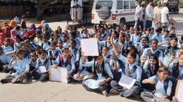 Rajasthan: बालोतरा में फूटा छात्रों का गुस्सा, शिक्षकों की कमी से नाराज स्कूल गेट पर ताला जड़ हाईवे किया जाम