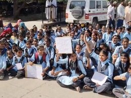 Rajasthan: बालोतरा में फूटा छात्रों का गुस्सा, शिक्षकों की कमी से नाराज स्कूल गेट पर ताला जड़ हाईवे किया जाम
