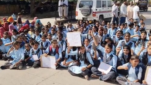 Rajasthan: बालोतरा में फूटा छात्रों का गुस्सा, शिक्षकों की कमी से नाराज स्कूल गेट पर ताला जड़ हाईवे किया जाम