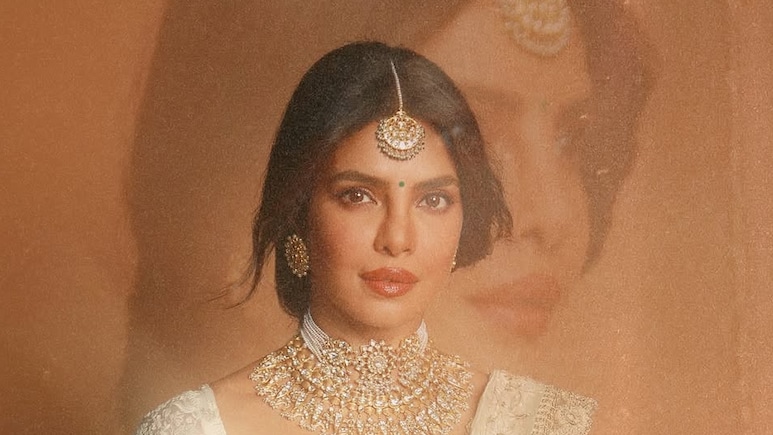 प्रियंका चोपड़ा ने शेयर कीं अपने वाराणसी मूवी के टाइटल इवेंट की तस्वीरें, पति निक ने कमेंट में दिया सबका जवाब