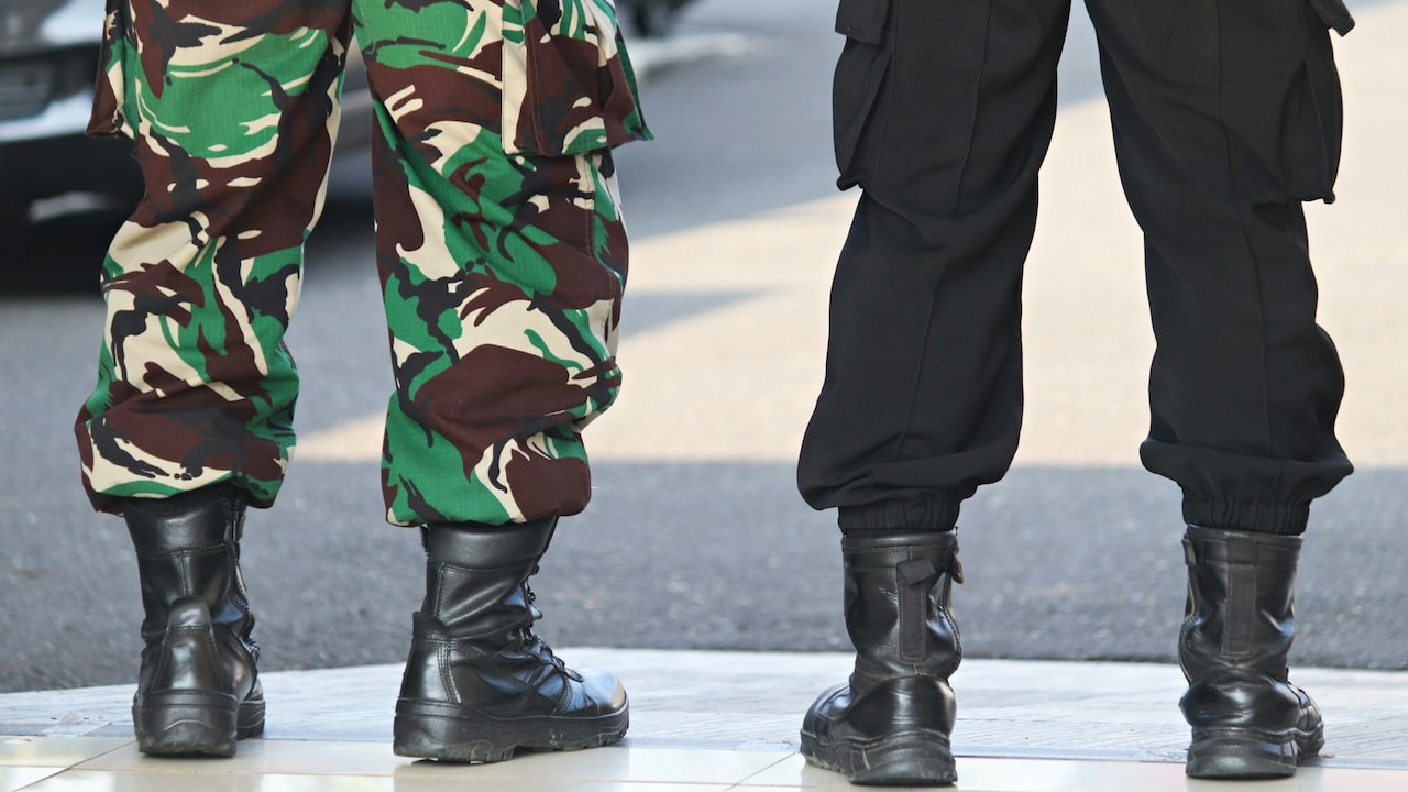 Explore easy and effective layering techniques to style cargo pants this season