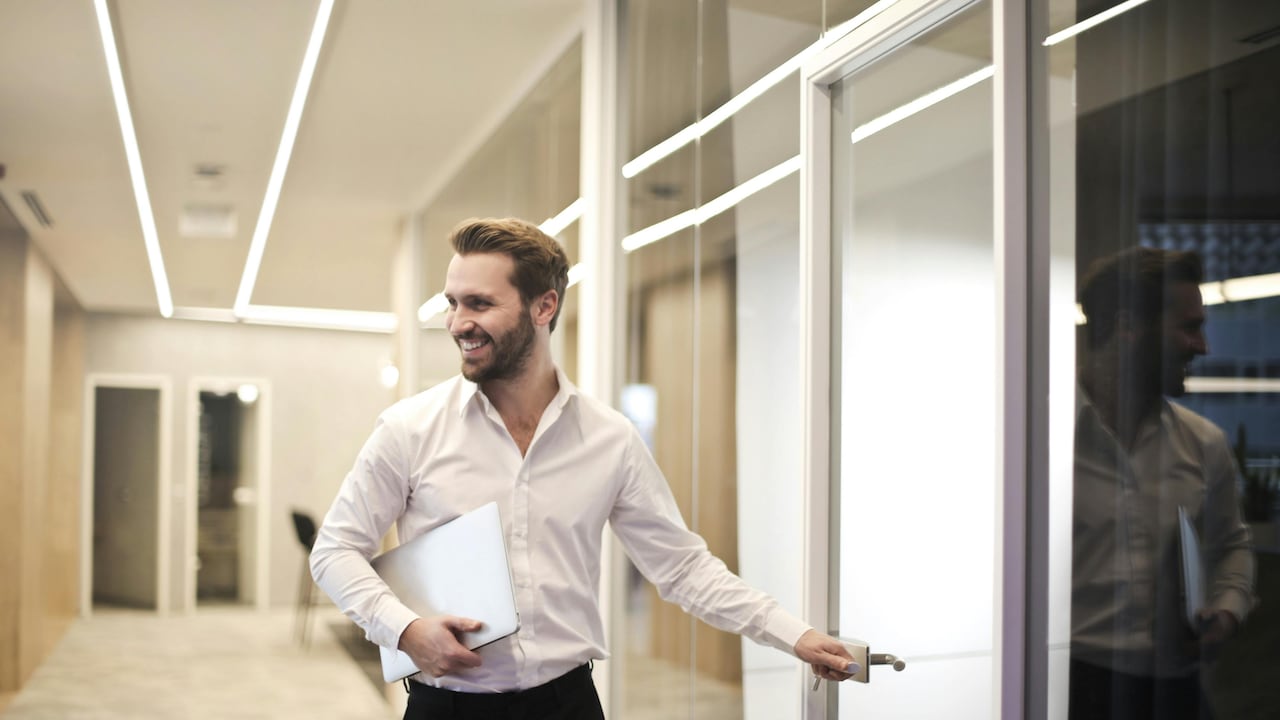 How To Keep Linen Shirts Looking Fresh: Expert Styling Tips