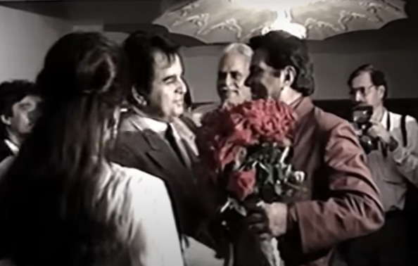 जब दिलीप कुमार की सालगिरह में लाल सूट में पहुंचे थे धर्मेंद्र, 24 साल पहले सभी स्टार्स रह गए थे धरे के धरे