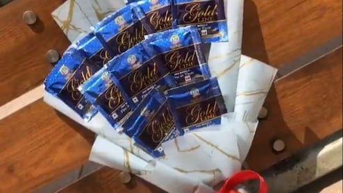 मौत का बुके! लड़की ने बॉयफ्रेंड को गिफ्ट में दिया 'गुटखा वाला बुके', यूजर्स बोले- ये प्यार नहीं, कैंसर है...