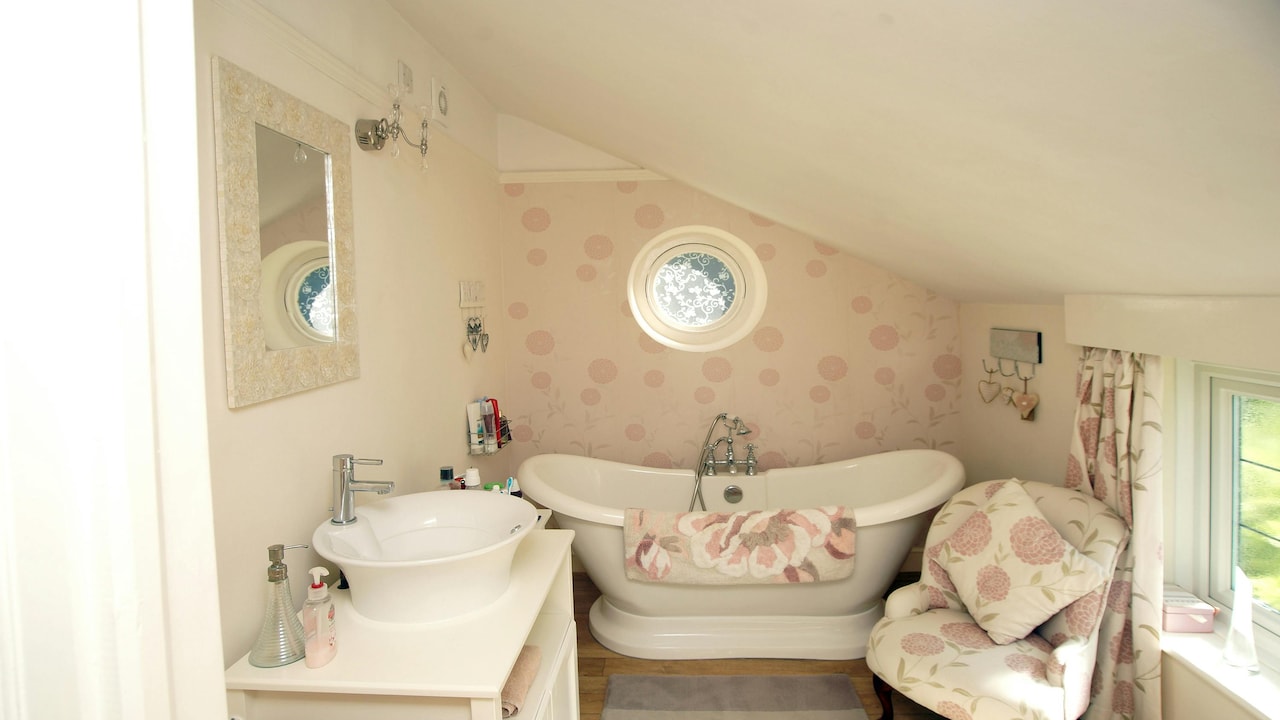 Shared Bathrooms, Separate Zones: The Storage Trick Families Swear By