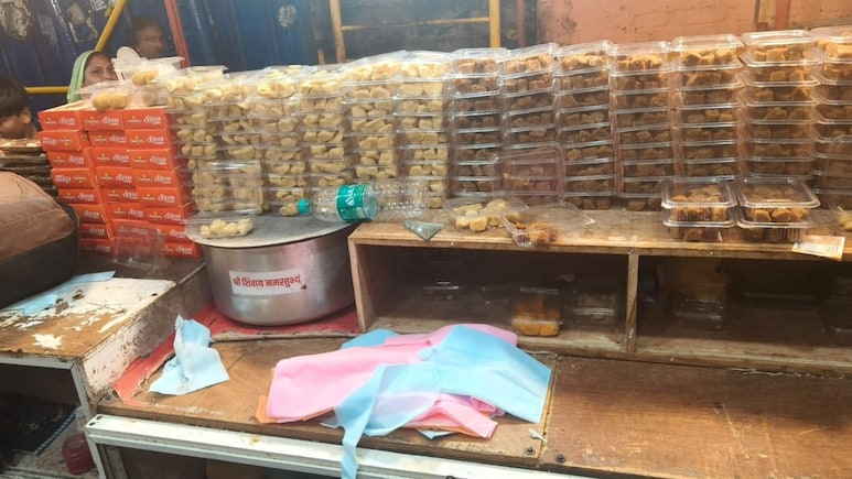 ओंकारेश्वर मंदिर परिसर में श्रद्धालुओं की आस्था से खिलवाड़, केमिकल से बन रहे थे पेड़े; खाद्य विभाग ने मारा छापा