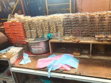 ओंकारेश्वर मंदिर परिसर में श्रद्धालुओं की आस्था से खिलवाड़, केमिकल से बन रहे थे पेड़े; खाद्य विभाग ने मारा छापा