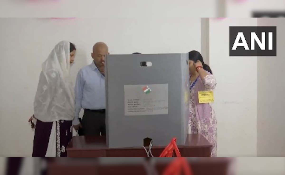 बिहार चुनाव: वोटिंग से पहले पोलिंग बूथ पर क्यों चेक कराई गई EVM? जानें कैसे होती है मॉक पोलिंग