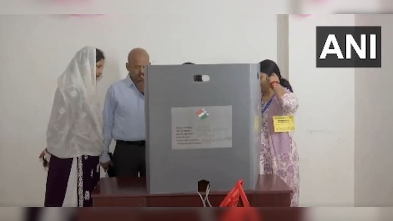 बिहार चुनाव: वोटिंग से पहले पोलिंग बूथ पर क्यों चेक कराई गई EVM? जानें कैसे होती है मॉक पोलिंग