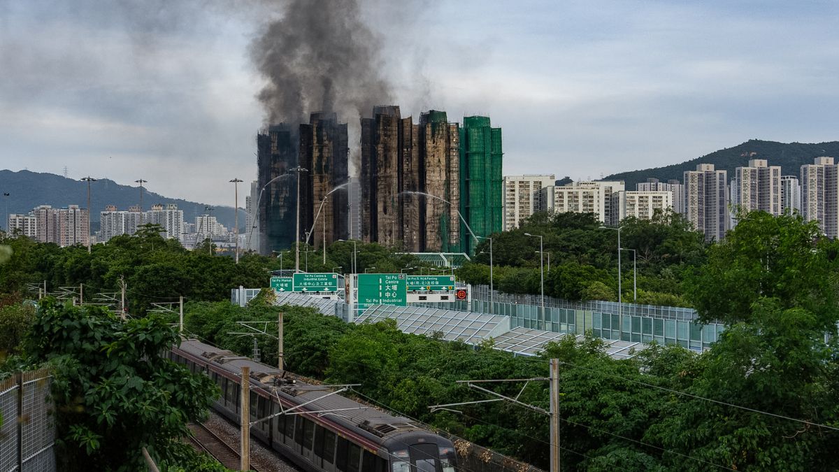 Hong Kong Fire: हाई राइज बिल्डिंग में आग लग जाए तो भूलकर भी न करें ये काम, ऐसे बच सकती है आपकी जान