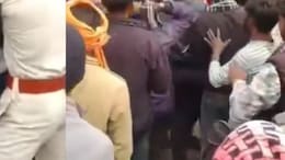 MP में खाद के लिए मारा-मारी: अशोकनगर में लाइन में लगा किसान बेहोश, शिवपुरी में तो चल गए लात-घूंसे