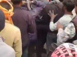 MP में खाद के लिए मारा-मारी: अशोकनगर में लाइन में लगा किसान बेहोश, शिवपुरी में तो चल गए लात-घूंसे