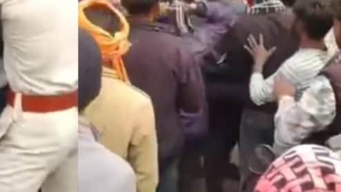 MP में खाद के लिए मारा-मारी: अशोकनगर में लाइन में लगा किसान बेहोश, शिवपुरी में तो चल गए लात-घूंसे