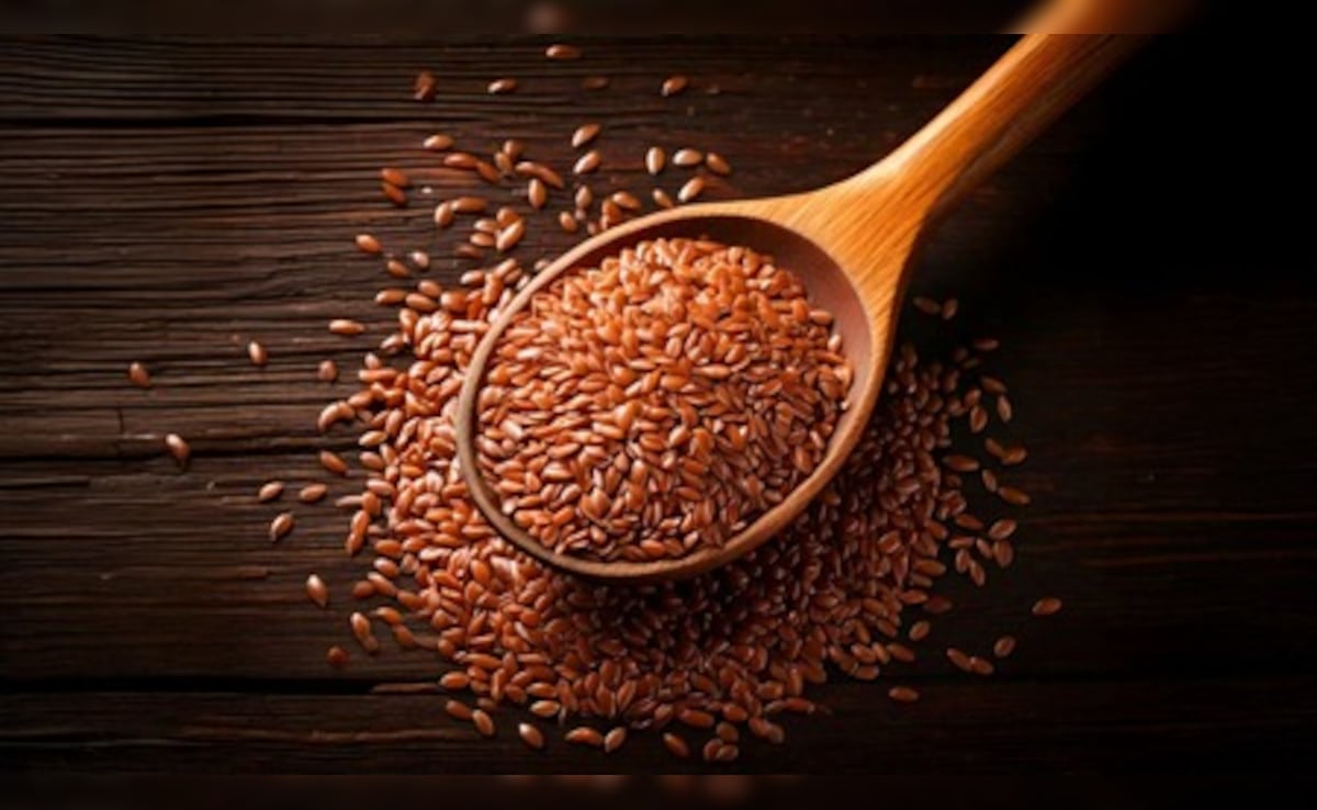 रोज सुबह खाली पेट खा लीजिए 1 चम्मच अलसी के बीज फिर देखो कमाल, फायदे जानकर आज से ही खाने लगेंगे आप