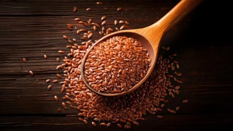 रोज सुबह खाली पेट खा लीजिए 1 चम्मच अलसी के बीज फिर देखो कमाल, फायदे जानकर आज से ही खाने लगेंगे आप