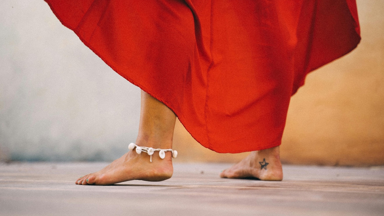 Anklets and Sneakers: The Ultimate Guide to Layering Them Like a Pro Anklets and Sneakers: The Ultimate Guide to Layering Them Like a Pro