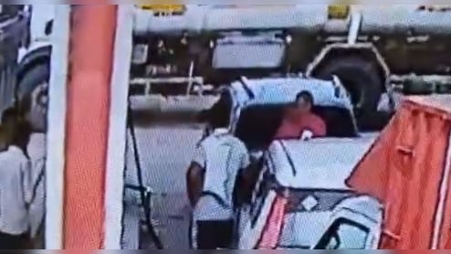 डीग में सीएनजी पंप पर हंगामा, मारा थप्पड़; घटना CCTV में कैद
