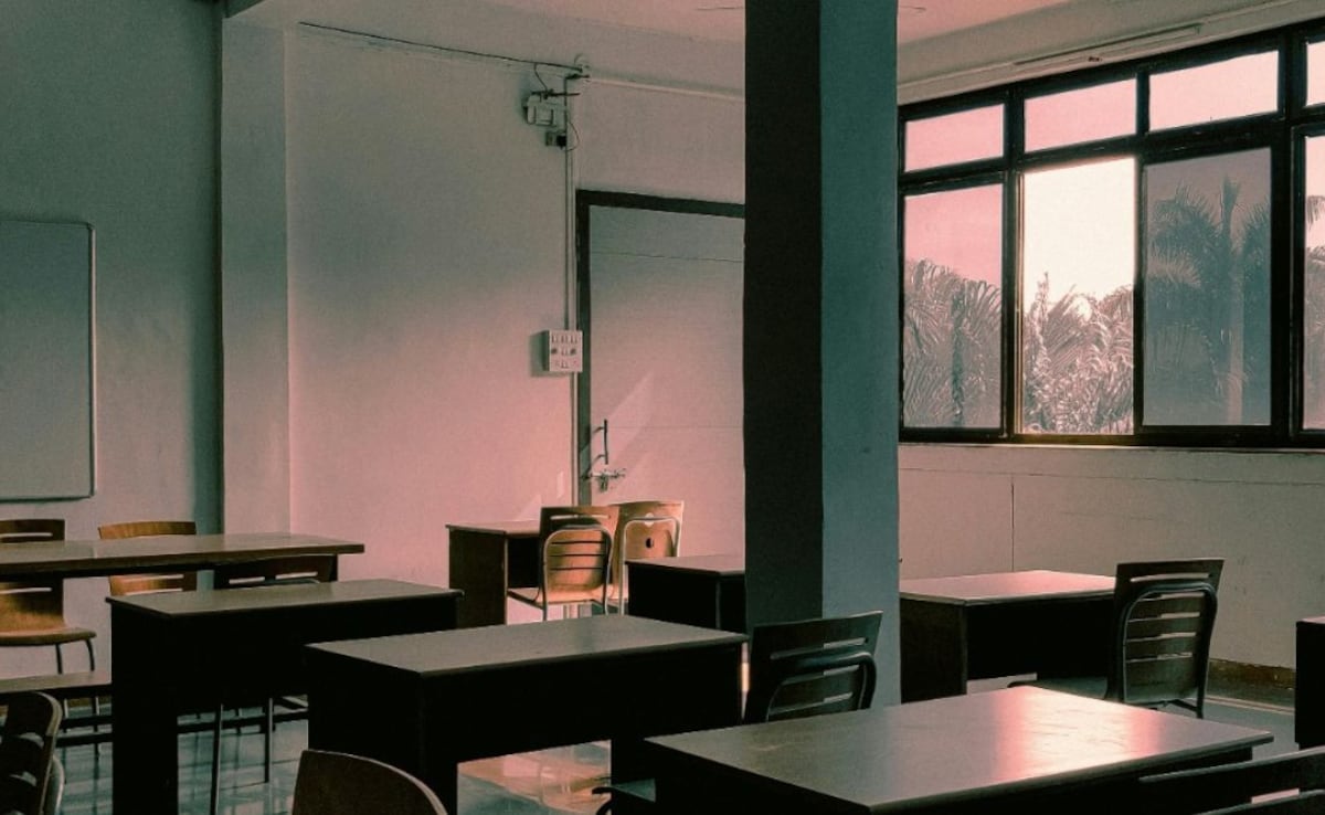 School Assembly News Headlines (November 17): Top National, World, Business, Sports News