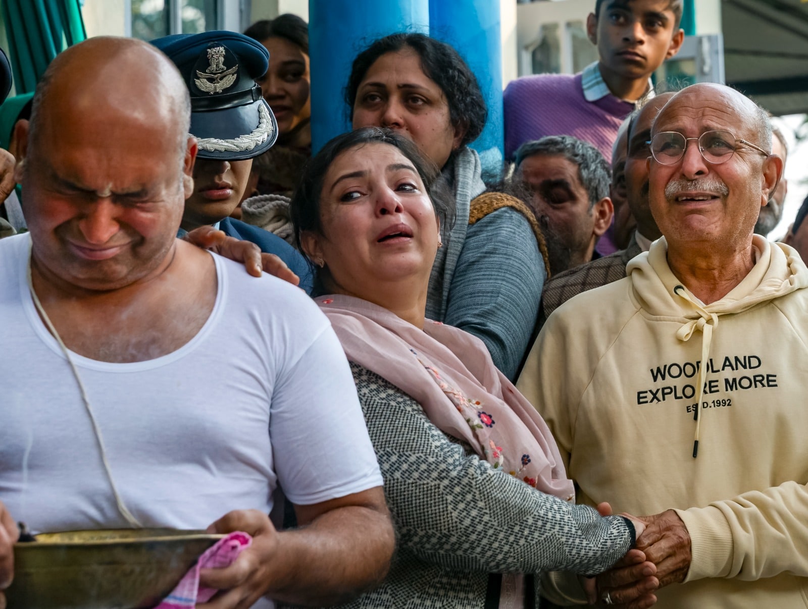 रोते-बिलखते मां-पिता और अन्य परिजन.