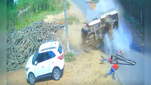 Video: Pickup Truck Flips As Tyre Bursts, Lands On Passengers In Karnataka