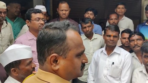 "बीमा का पैसा दो, नहीं तो भैंस वापस लो!"... महाराष्ट्र में बैंक के सामने किसान का अनोखा प्रदर्शन