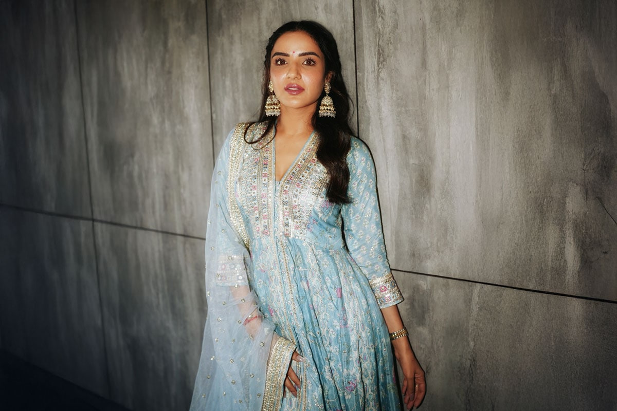 Jasmin Bhasin Swears by This 3-Ingredient DIY Face Mask for a Natural Glow