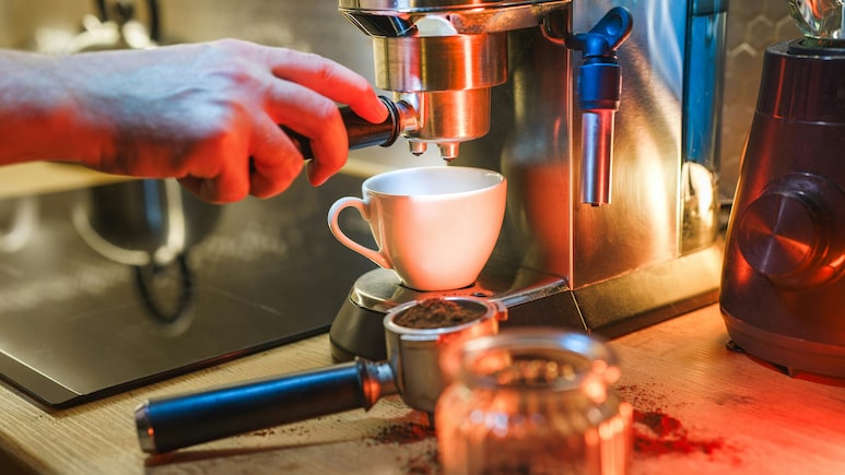 Coffee Maker Under 3000: घर बैठे पाएं कैफ़े जैसी कॉफ़ी का स्वाद, इन स्मार्ट, बजट-फ्रेंडली कॉफ़ी मेकर्स के साथ