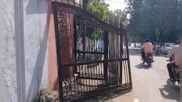 धार जिला कोर्ट में बड़ा हादसा, लोहे का भारी-भरकम गेट बुजुर्ग पर गिरा; मौके पर मौत