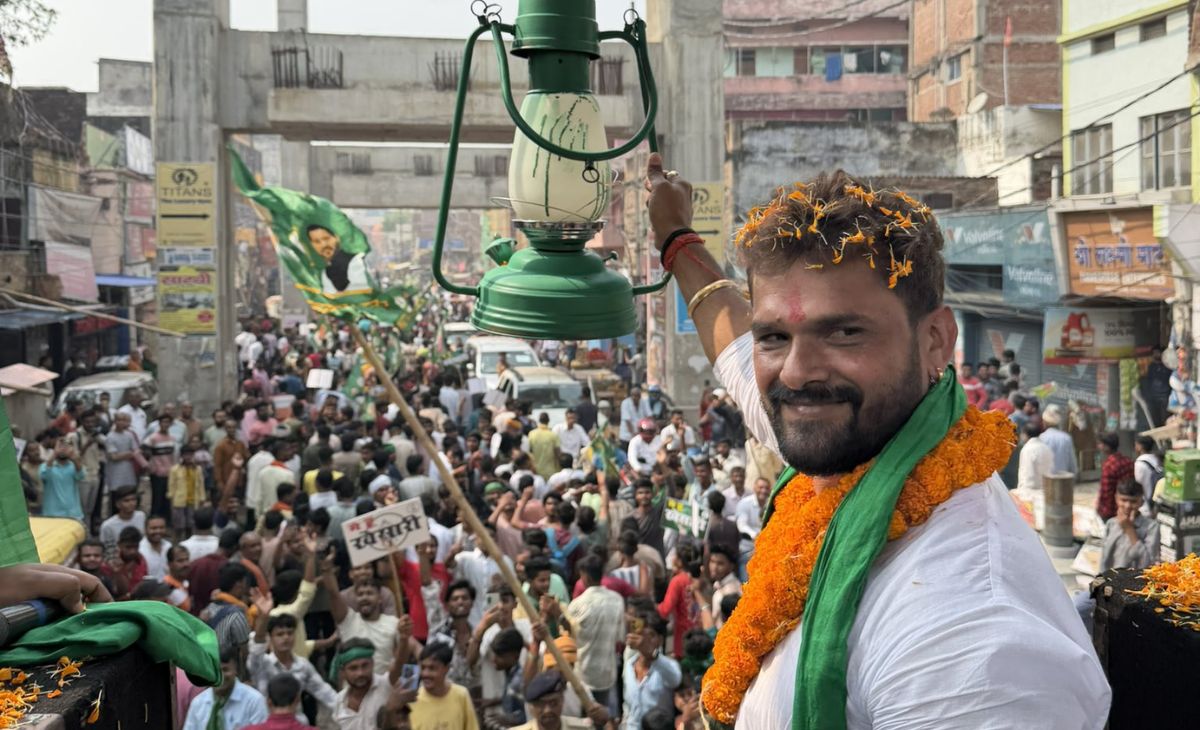 बिहार में चुनाव लड़ रहे खेसारी लाल यादव को महाराष्ट्र की महापलिका ने क्यों भेजा नोटिस?