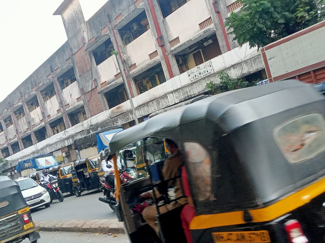 CNG पंप के पास सड़क पर लगी ऑटो की लंबी कतार. CNG पंप के पास सड़क पर लगी ऑटो की लंबी कतार.