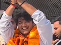 बिग बॉस 19 से बाहर होकर नोएडा पहुंचे मृदुल तिवारी, मिला जोरदार वेलकम, सड़क पर उतरा फैन्स का हुजूम